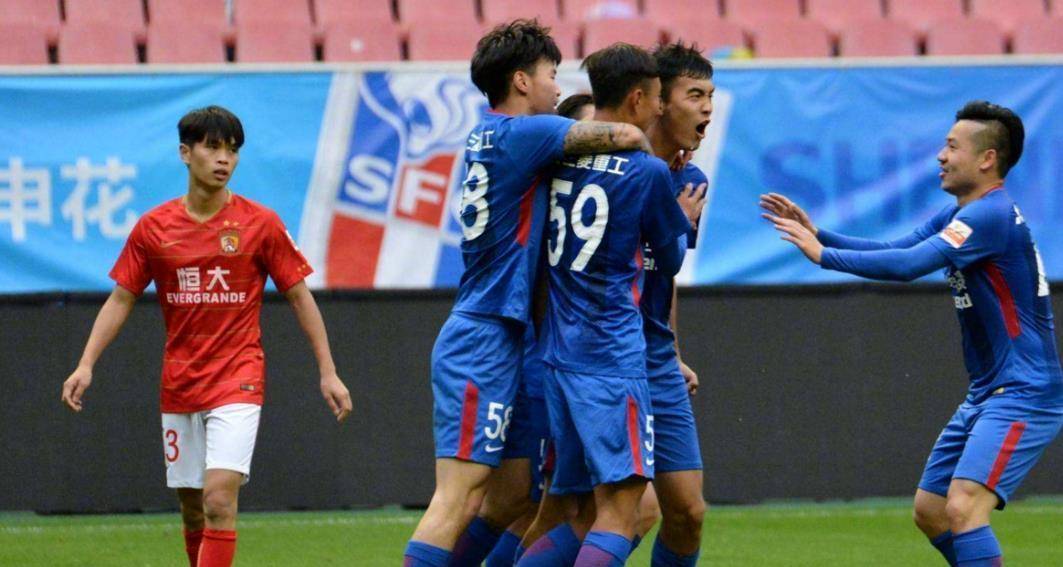 关于比赛的讨论引发球迷们的热议和争论 关于比赛的讨论引发球迷们的热议和争论