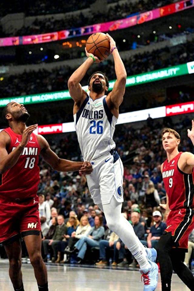 热火险胜全明星入选,鹈鹕关键表现点燃全场! 热火险胜全明星入选,鹈鹕关键表现点燃全场!