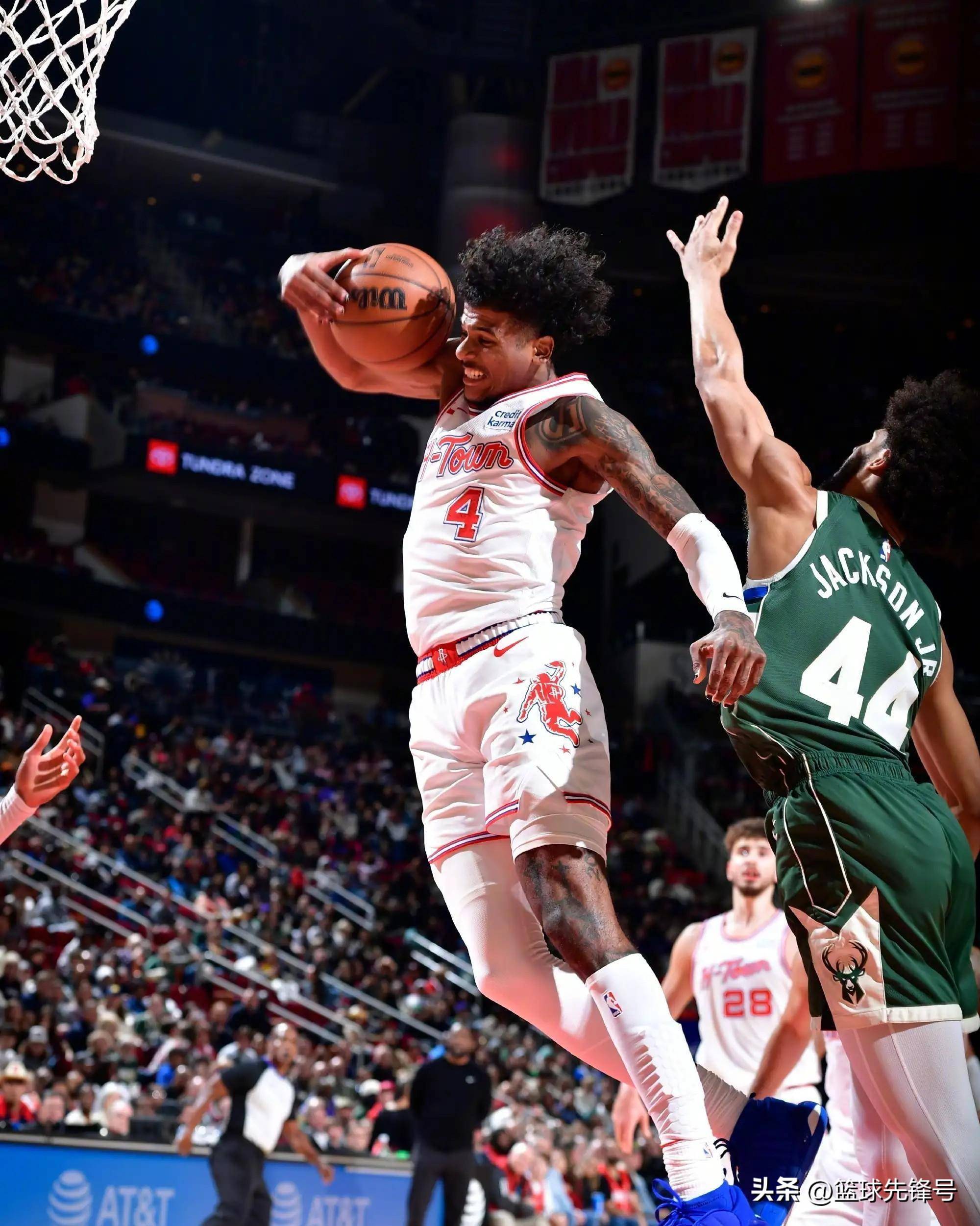 格林陷入低谷,引发争议连败,雄鹿球队命运悬念! 格林陷入低谷,引发争议连败,雄鹿球队命运悬念!