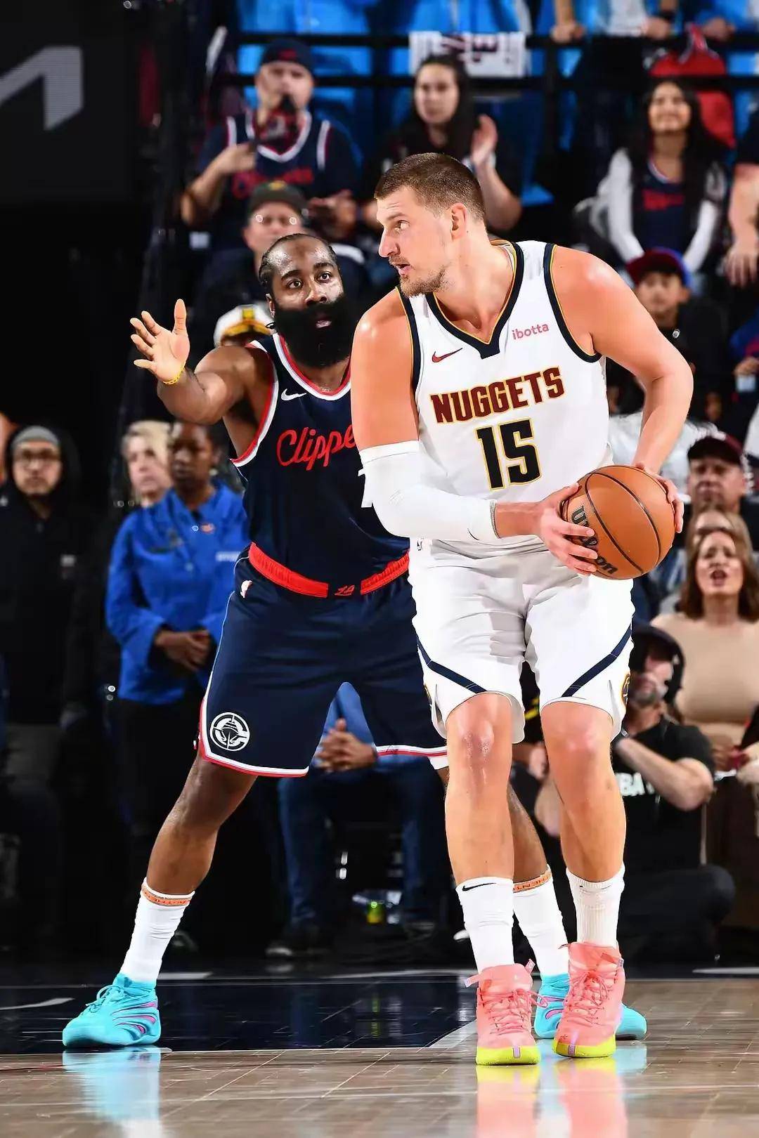 爵士绝杀时刻，引发争议点燃赛场，快船迎来胜利！