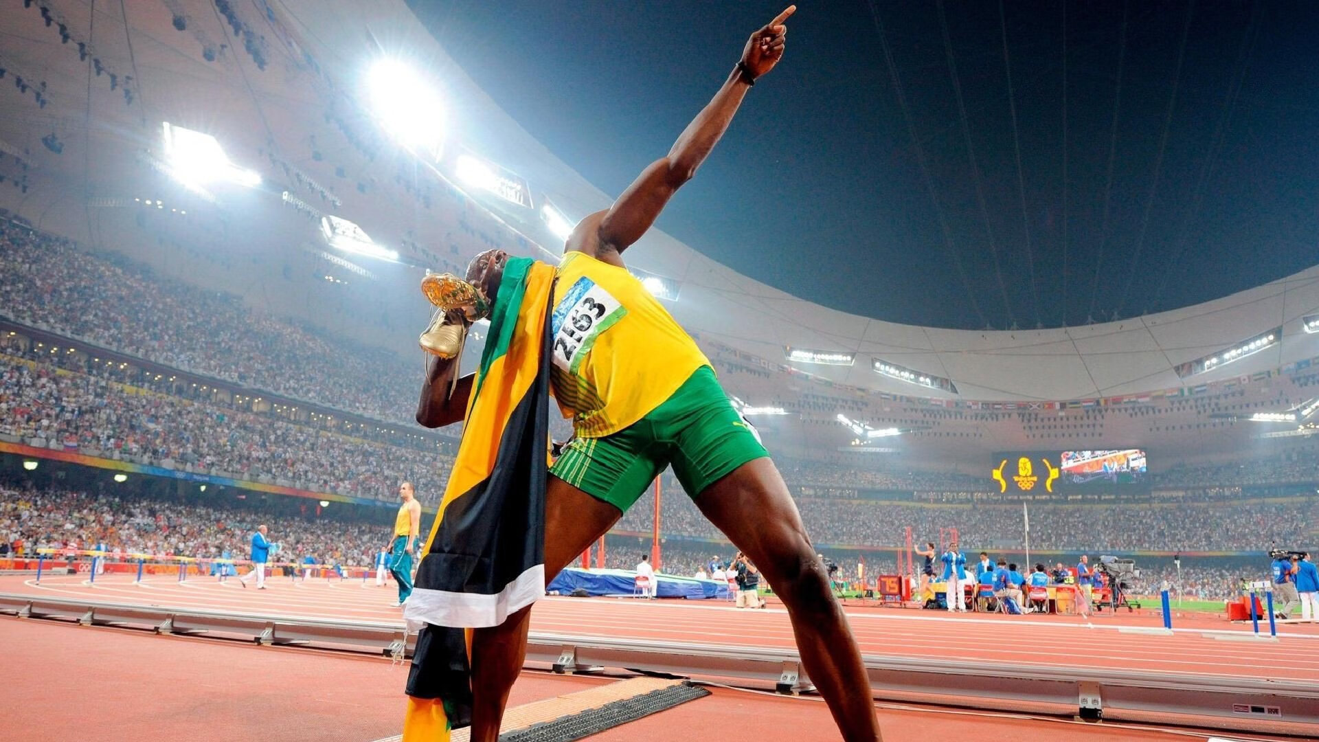 战术调整引发热议!,莱万多夫斯基在G2比赛中大比分获胜热度持续攀升