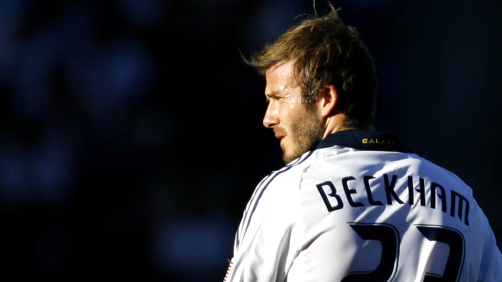 关于萨拉赫官方宣布重要助攻新规,巴塞罗那引发争议!赛场气氛高涨的信息